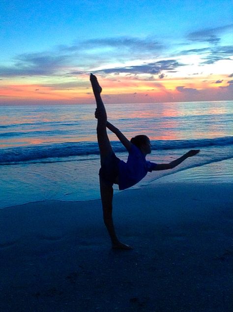 Needle on the beach Beach Gymnastics, Gymnastics Wallpaper, Dynamic Wallpaper, Dance Store, Dance Gear, Best Wallpaper Hd, Best Wallpaper, Wallpaper Collection, Dance Practice