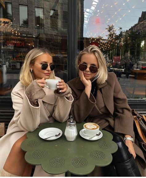 F A S H I O M O M E N T S on Instagram: “Good morning ♥ Tag your bestie” Vinter Mode Outfits, Coffee Dates, Coffee Girl, Fall Inspiration, Paris Outfits, Fall Fits, Winter Fits, Friend Photoshoot, Vogue Fashion