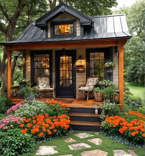 Tiny Home Living, House Cozy, Small Cottage Homes, Small Cottages, A Small House, Tiny House Inspiration, Tiny Cottage, Cottage In The Woods, Tiny House Decor