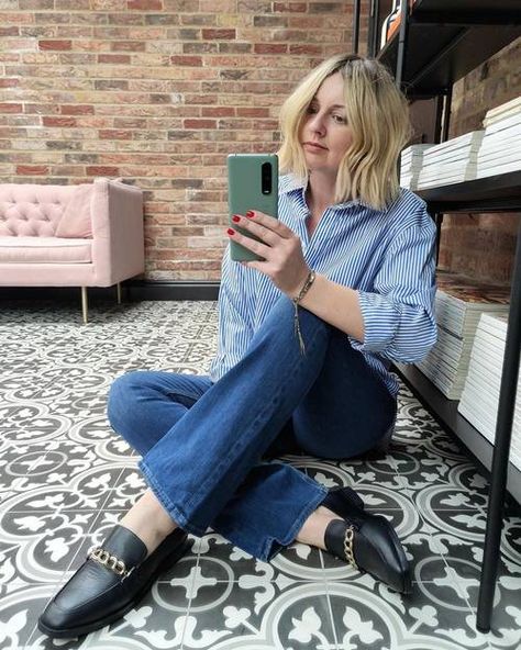 8 Chic Ways to Wear Jeans and Loafers Together | Who What Wear UK Jean Length Guide, Neutral Knitwear, Elegante Y Chic, Timeless Shoes, Parisian Women, Black Leather Loafers, Kick Flares, Black Loafers, In My Opinion