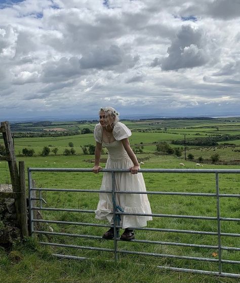 Filmy Vintage, Phoebe Bridgers, Cottagecore Aesthetic, Jolie Photo, Nature Aesthetic, 귀여운 동물, Dream Life, Summer Vibes, Fence