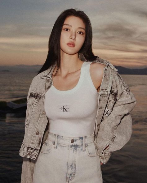 Kim Yoo Jung Photoshoot, Female Character Design Brunette, Kim You Jung, Smart Casual Menswear, Kim Yoo Jung, Kim Sejeong, January 22, Korean Actresses, Korean Celebrities