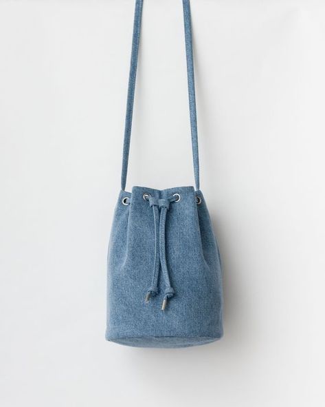 Canvas Drawstring Purse - Washed Denim #recyclejeansbagtutorial #recyclejeansbaghowtomake #recyclejeansbag Diy Bags Jeans, Tas Denim, Recycled Jeans Bag, Denim Bag Diy, Japanese Knot Bag, Sac Diy, Drawstring Purse, Blue Jeans Crafts, 강아지 그림