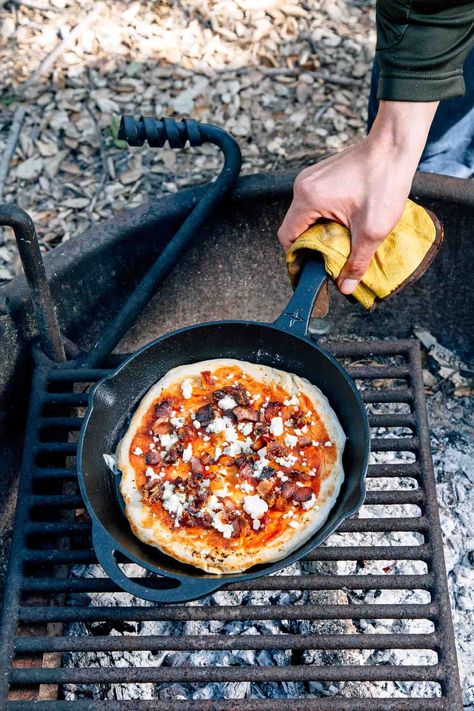 Dates Blue Cheese, Iron Skillet Pizza, Bacon Dates, Campfire Pizza, Cast Iron Skillet Pizza, Camping Food Ideas, Healthy Camping Food, Cast Iron Pizza, Skillet Pizza