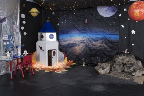 inspiring immersive classroom display ideas Space Props, Space Themed Birthday Party, Cardboard Rocket, Space Decorations, Space Theme Classroom, Space Themed Birthday, Space Crafts For Kids, Galaxy Party, Space Classroom