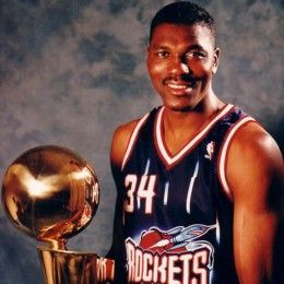 Best Basketball Players, Basketball Uniforms Design, Hakeem Olajuwon, Girls Basketball Shoes, Basketball Moves, Kobe Bryant Pictures, Basketball Quotes, Nba Legends, Basketball Uniforms