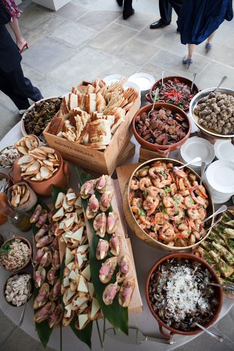 Quanta fartura. Benza Deus Spanish Buffet Table, Tapas Wedding Food, Spanish Food Wedding Buffet, Tapas Buffet Ideas, Spanish Wedding Food Ideas, Tapas Party Ideas, Spanish Wedding Food, Wedding Tapas, Tapas Wedding