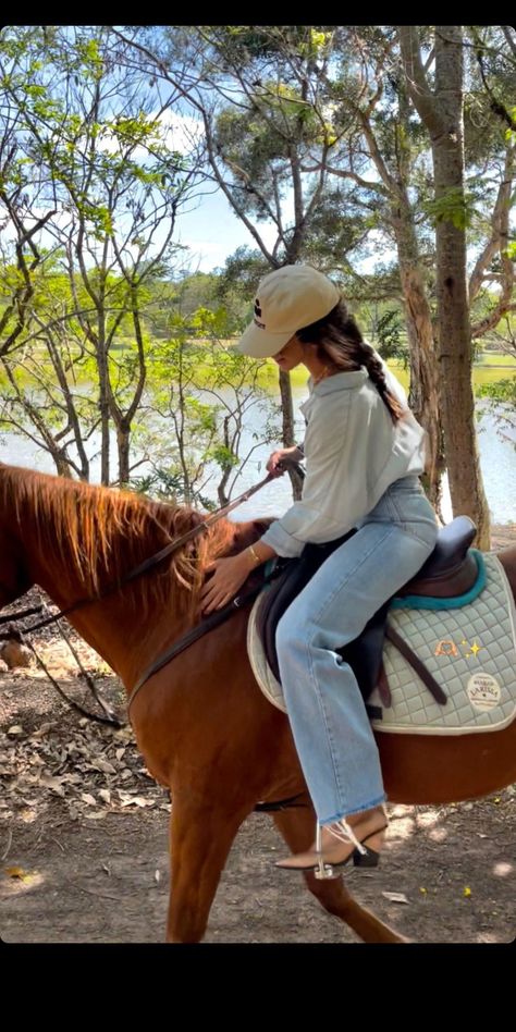 Ranch Life Outfit, Horse Back Riding Aesthetic Outfits, Cowgirl Riding Outfits, Cowgirl Cold Weather Outfits, Outfit Horse Riding, Horse Back Riding Outfits Women, Horse Photoshoot Ideas Outfit, Cowgirl Outfits Dress, Horse Riding Outfit Aesthetic