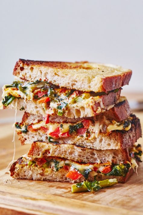 Cheesy Vegetable Melts Recipe. This gourmet vegetarian grilled cheese is one of the most easy recipes you'll find to eat more veggies! Ideas like this are classic with a twist, the best choice for lunches and dinners for kids and adults. Comfort food has never been so tasty! Made with dijon mustard, mayonnaise, onion, asparagus, mushroom, red bell pepper, kale, garlic, sourdough, and gouda cheese. Cheesy Vegetable, Vegetarian Grilling, Lent Recipes, Melt Recipe, Easy Vegetarian Dinner, Healthy Comfort, Food Meals, Meatless Dinner, 20 Minute Recipes