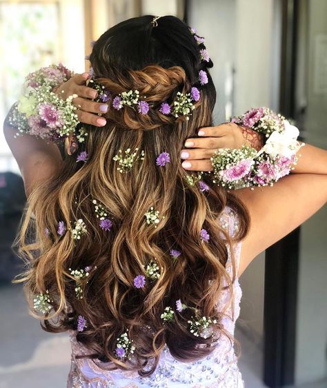 Indian Wedding Hairstyles, Flowers In Her Hair, Quince Hairstyles, Open Hairstyles, Indian Bridal Hairstyles, Mehendi Design, Curly Hairstyles, Floral Hair, Indian Hairstyles