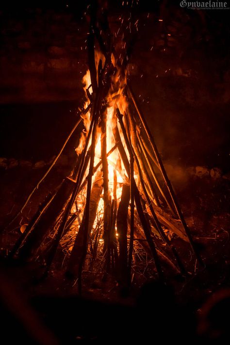 Yule 2016 XXXVIII by Gynvaelaine hotos from a viking reenactment camp who takes place in a Norman castle last winter. Viking Yule, Viking Yule Traditions, Viking Yule Decorations, Viking Vibes Aesthetic, Winter Viking Aesthetic, Viking Aesthetic, Norman Castle, Vikings Show, Viking Reenactment