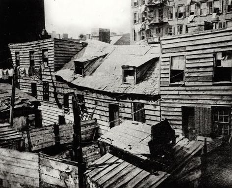 Haunting Photos Show Gritty Life in the New York Slums 130 Years Ago Vintage New York, Ribe, Jacob Riis, Gangs Of New York, Nyc History, Haunting Photos, Mulberry Street, New York Vintage, Lower East Side