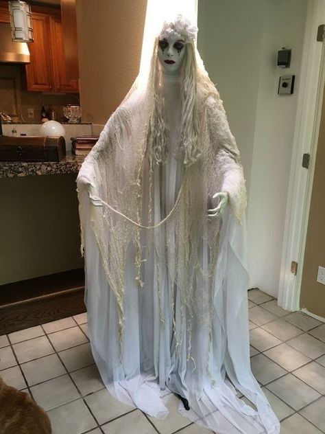 Graveyard Halloween Costumes, Graveyard Costume Ideas, Ghost Costume Women, Creepy Halloween Costumes, Spooky Ideas, Halloween Bride, Ghost Bride, Ghost Halloween Costume, Creepy Costumes