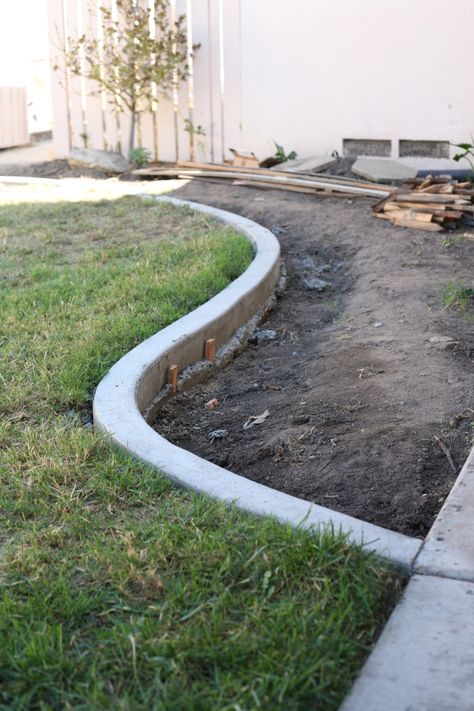 DIY Yard Curbs – SUBURBAN * POP Fence Border Landscaping, Garden Edging Ideas Cheap, Border Landscaping, Concrete Garden Edging, Fence Border, Lawn Borders, Brick Garden Edging, Garden Landscaping Ideas, Landscape Curbing