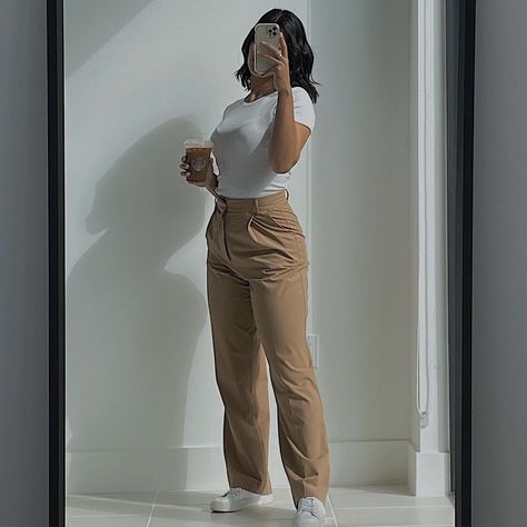 Warehouse Outfits For Women, Casual Work Outfits Midsize Women, Latina Work Outfits, Sporty Business Outfits, Casual Chic Midsize, Buisness Casual Women Outfits Chic Sneakers, Spring Conference Outfits Women, Business Casual Outfits For Women Work Summer, Starbucks Work Outfit