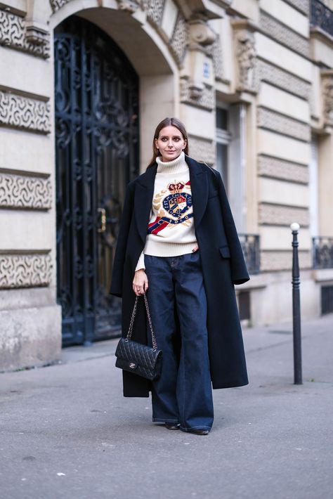 Jeans larghi e stivali, come indossare la combo più funzionale e versatile della stagione (e di sempre) Outfit Jeans, Jane Birkin, Vogue Italia, Fashion Week Street Style, 2023 2024, Normcore, Fashion Week, Track, Street Style