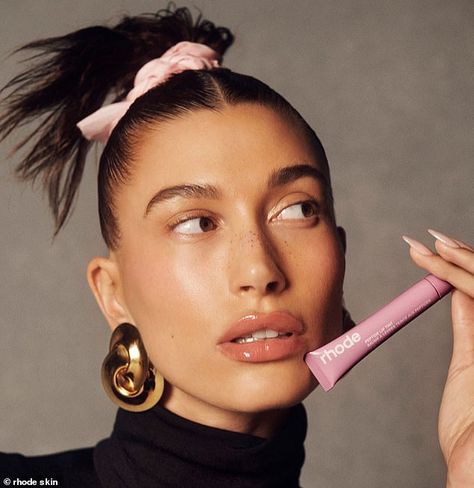 Bieber's brand, Rhode Skin, took the internet by storm just a few months ago after they introduced a tinted version of the Peptide Lip Treatments Rhode Skin, Beauty Makeup Photography, Rose Perfume, Gloss Labial, Pink Aura, Beauty Products Photography, Beauty Shoot, Beauty Shots, Hailey Baldwin