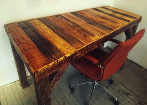 Diy Wood Desk, Table Palette, Pallet Desk, Pallet Home Decor, Diy Home Decor For Apartments, Reclaimed Wood Desk, Desk Plans, Wooden Pallet Projects, Recycled Pallets