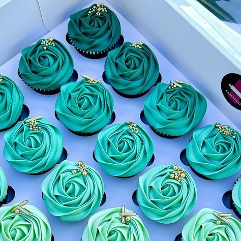 Blue And Green Cupcakes, March Birthday Party Ideas, Turquoise Cupcakes, Teal Cupcakes, 21st Birthday Cupcakes, Rosette Cupcakes, Table Treats, Teal Cake, Graduation Brunch