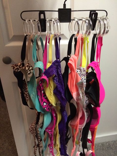 Bra organization and cheap!! Hanger from a department store (if you ask, they'll give it to you at no charge) and plastic shower hooks for a couple bucks! This frees up drawer space and you never have to dig for that certain bra:) How To Store Bras In Closet, How To Store Bras, Diy Bra Hanger, Diy Bra Storage, Diy Bra Organization, Storing Bras, Hanging Bras, Bra Holder, Lingerie Organization