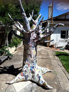 arbre en papier mâché. mignon pour un faux pilier ds une chambre de bébé? Paper Mache Tree, Blue Mountains Australia, Hantverk Diy, Making Paper Mache, Paper Mache Art, Paper Mache Crafts, Paper Tree, Handmade Porcelain, Blue Mountains