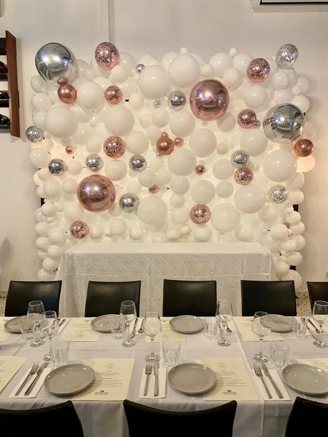 White, rose gold and silver wall Rose Gold White And Silver Party Decor, Rose Gold And Silver Party Decorations, Rose Gold Birthday Decorations, Rose Gold Party Theme, 25th Anniversary Decorations, Rose Gold Room Decor, Silver Party Decorations, Silver Wedding Decorations, Gold Birthday Decorations