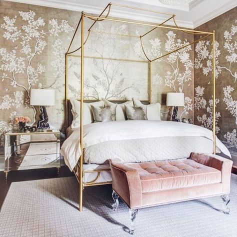 Glam Bedroom, Traditional Bedroom Decor, Gold Bedroom, Four Poster, Poster Bed, Traditional Bedroom, Home Design Living Room, Design Del Prodotto, Wallpaper Bedroom