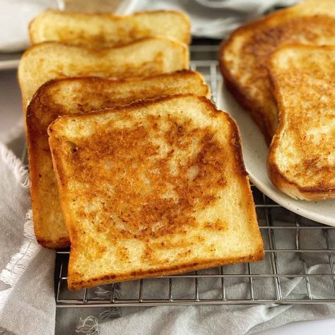 Sizzler Cheese Toast · Chef Not Required... Sizzler Toast Recipe, Sizzler Cheese Toast, Snack To Make At Home, Cheese Toast Recipe, Fried Butter, Snack To Make, Toasted Crostini, Garlic Cheese Bread, Creamy Potato Soup