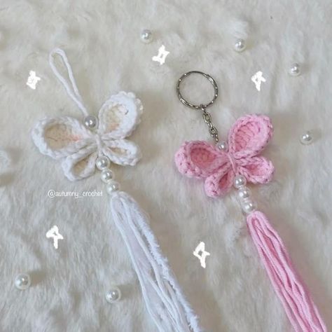 Aesthetic Crochet Keychain Ideas, Crochet Gift Ideas For Friends, Keychain Crochet Ideas, Keychains To Make, Crochet Accessories Jewelry, Crochet Butterfly Keychain, Cute Keychain Crochet, Bag Charms Diy, Crochet Keychain Ideas