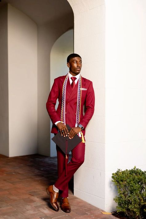 Explore 21 ideas of the best men’s graduation outfits for colleges and universities Grad Picture Ideas Boys, Black Male Senior Pictures, Men’s Graduation Look, Graduation Photo Poses For Boys, Graduation Pics Ideas For Guys, Cool Poses For Men, College Grad Poses Picture Ideas, Graduation Men Photoshoot, Graduation Picture Ideas For Men