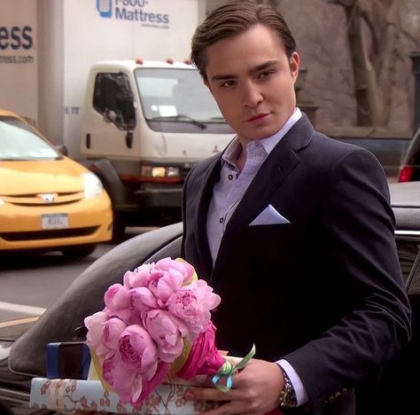 Gossip Girl Icons, Chuck Gossip Girl, Ed Westwick Gossip Girl, Chuck E Blair, Chuck Bass Ed Westwick, Estilo Blair Waldorf, On My Block, Gossip Girl Quotes, Sarah Rafferty