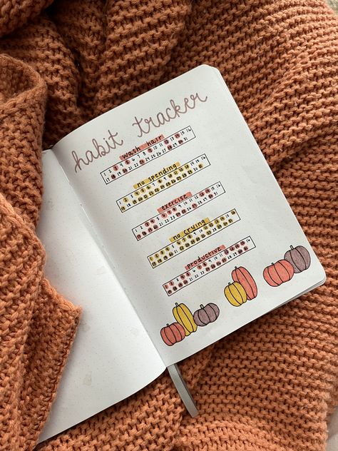 Jornal Bullet Journal Ideas October, November Habit Tracker Bullet Journal, October Bullet Journal Habit Tracker, October Habit Tracker Bullet Journal, Apple Bullet Journal, Fall Habit Tracker, Pumpkin Bullet Journal, November Habit Tracker, October Habit Tracker