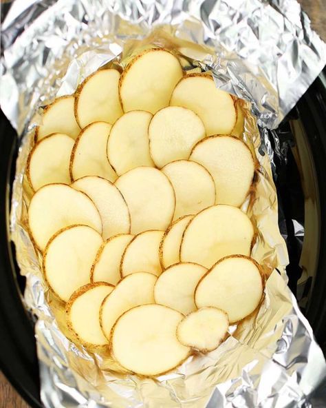 Lay potatoes in a foil-lined slow cooker for an easy dish almost too good to be true Potato Dishes Easy, Cheesy Bacon Potatoes, Bacon Potatoes, Slow Cooker Potatoes, Crock Pot Potatoes, Bacon Potato, Potatoe Casserole Recipes, Cheesy Bacon, Potato Side Dishes