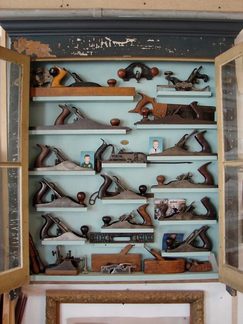 Woodshop Inspiration, Plane Till, Tool Shed Organizing, Wood Tool Chest, Tool Display, Woodworking Tool Cabinet, Antique Hand Tools, Woodworking Hand Planes, Hand Plane