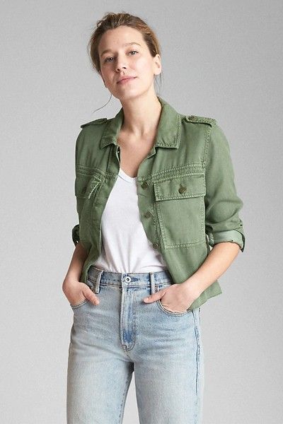 Green Jacket Outfit, College Outfits Casual, Green Denim Jacket, Oufits Casual, Denim Fashion Women, Casual Bottoms, Army Jacket, Women's Jackets, Summer Jacket