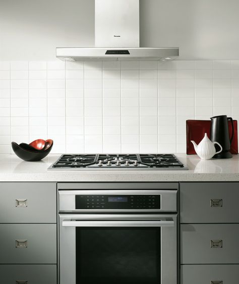 nice stove stop,  suitable for seamless countertop  plus oven Small Kitchen Nook Ideas, Under Counter Oven, Thermador Cooktop, Counter Oven, Kitchen Remodel Trends, Casita Kitchen, Gas Stoves Kitchen, Tall Kitchen Cabinets, Kitchen Cooktop