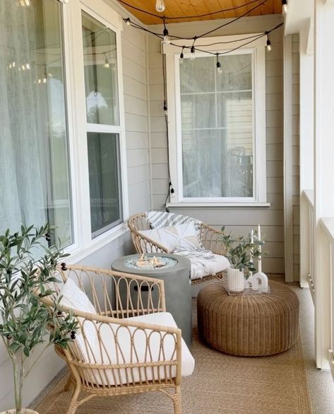 Outdoor Decor Balcony, Rental Balcony Ideas, Small Balcony Ideas On A Budget, Tiny Balcony Ideas, Earthy Apartment, Cute Balcony, Apartment Deck, Apartment Porch, Front Porch Furniture