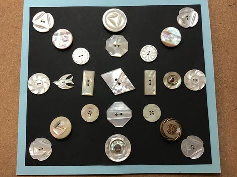 Vintage Buttons Antiques, Vintage Buttons Crafts, Antique Knowledge, Diy Bags Jeans, Button Collecting, Diy Display, Sewing Kits, Fancy Buttons, Collection Display