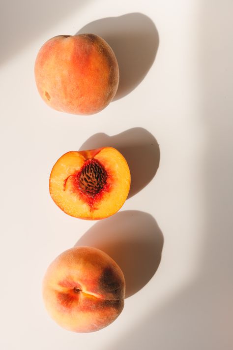 How To Store Peaches, Still Life Pictures, Perfect Peach, Peach Fruit, Still Life Fruit, Fruit Photography, Focus Photography, Peach Recipe, Close Up Photography