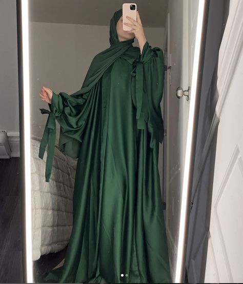 Emerald Green Abaya, Veiled Dress, Material Gown, Green Abaya, Abaya Black, Modest Wardrobe, Abaya Design, Hijab Wedding Dresses, Abaya Kimono