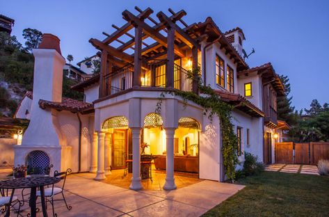 Beautiful South American inspired architecture Mexican Style House, Spanish House Design, American House Design, Mediterranean Exterior, Outdoor Living Space Design, Bungalow Style House, Bungalow Style House Plans, Best Home Interior Design, Spanish Villa