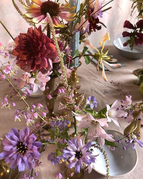 AESME FLOWER STUDIO (@aesmestudio) • Instagram photos and videos Avant Garde, Wedding Receptions, Floral Arrangements, Flower Studio, Valentines Flowers, Color Studies, Ombre Color, Mini Canvas, Floral Art