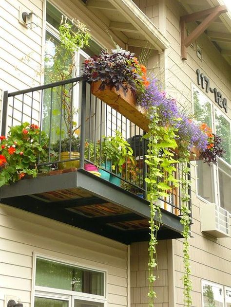 Patio Balcony Ideas, Klein Balkon Decor, Apartment Porch, Apartment Patio Gardens, Design Per Patio, Moderne Have, Apartment Balcony Garden, Balcony Planters, Tiny Balcony