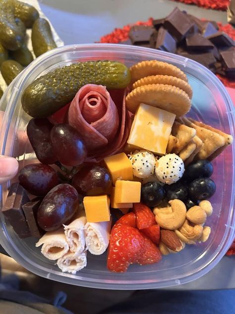 Charcuterie Lunch, Box Snack, Lunch Box Snacks, Picnic Lunches, Chocolate Nuts, Kids Snacks, Kids Lunch, Lunch Boxes, Kid Friendly Meals