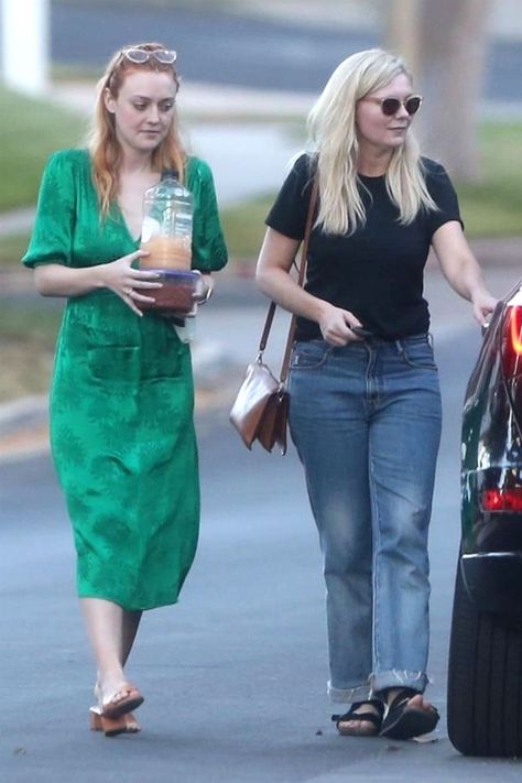 Dakota Fanning and Kirsten Dunst  Heading to a Small House Party in Los Angeles https://ift.tt/2P6SKk4 Kirsten Dunst House, Small House Party, Kirsten Dunst Style, A Small House, Dakota Fanning, Kirsten Dunst, House Party, Small House, Bell Bottom Jeans