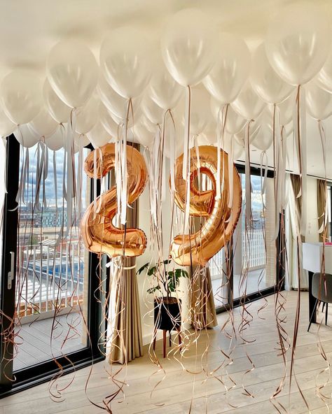 Ceiling Balloons, Hanging Balloons, Surprise Birthday Decorations, Balloon Surprise, 30 Balloons, Balloon Ceiling, Filled Balloons, Black And Gold Balloons, Happy Birthday Decor