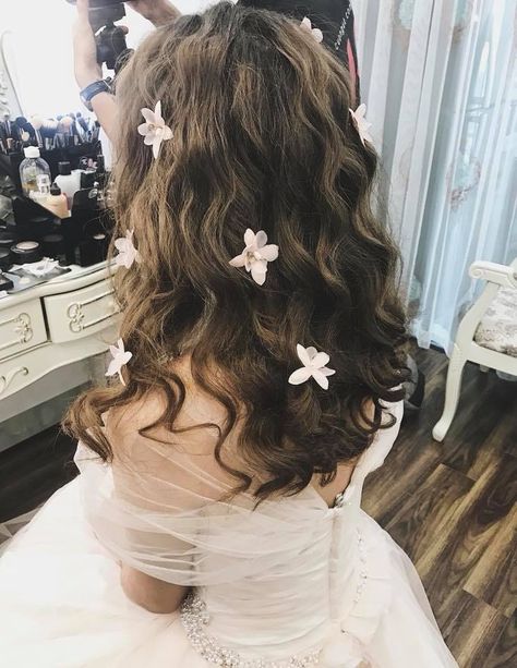 Fairy Core Wedding Hair, Butterfly Hair Ideas, Flower Hair Aesthetic, Flower Hairstyles Prom, Butterfly In Hair Hairstyles, Fairy Garden Hairstyle, Wavy Hair With Flowers, Fairytail Hairstyles, Fairy Wedding Hair