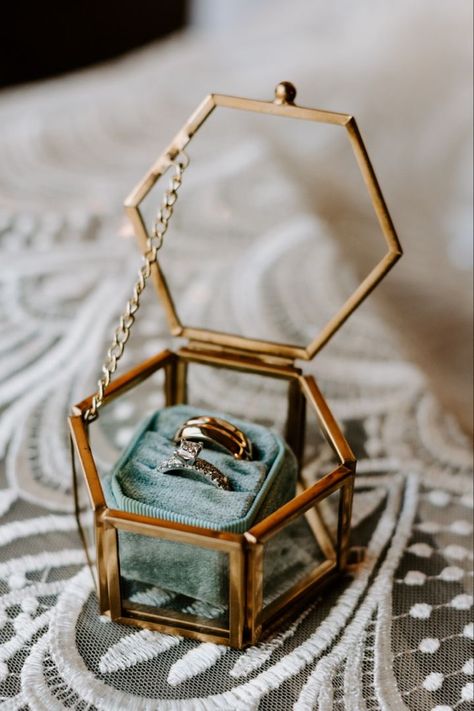 Wedding Ring Box Photography, Wedding Ring Box Ideas, Ring Box Wedding Diy, Wedding Ring Box Glass, Ring Styling, Wedding Details Unique, Wedding Flatlay, Marriage Box, Rings Box