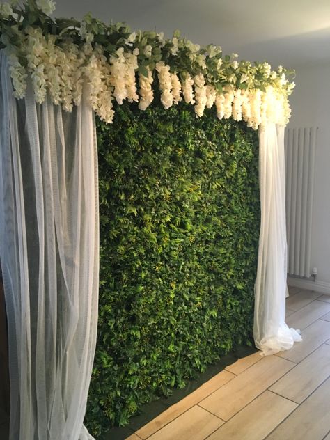 Green Backdrop With Flowers Wedding, Selfie Stand For Wedding, Green Ganpati Decoration, Green Backdrops Wedding, Green Back Drop With Flowers, Green Grass Backdrop With Flowers, Green Grass Decoration For Ganpati, Grass Decoration For Ganpati, Green Wall Photoshoot