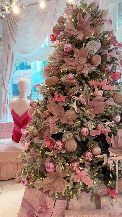 Pink Victorian Christmas Tree, Girly Christmas Tree Ideas, Pink Bows Christmas Tree, Pink Christmas Tree Theme, Pink Bow Christmas Tree, Loveshackfancy Christmas, Pink Xmas Aesthetic, Pink Xmas Decorations, Pink Christmas Room Decor